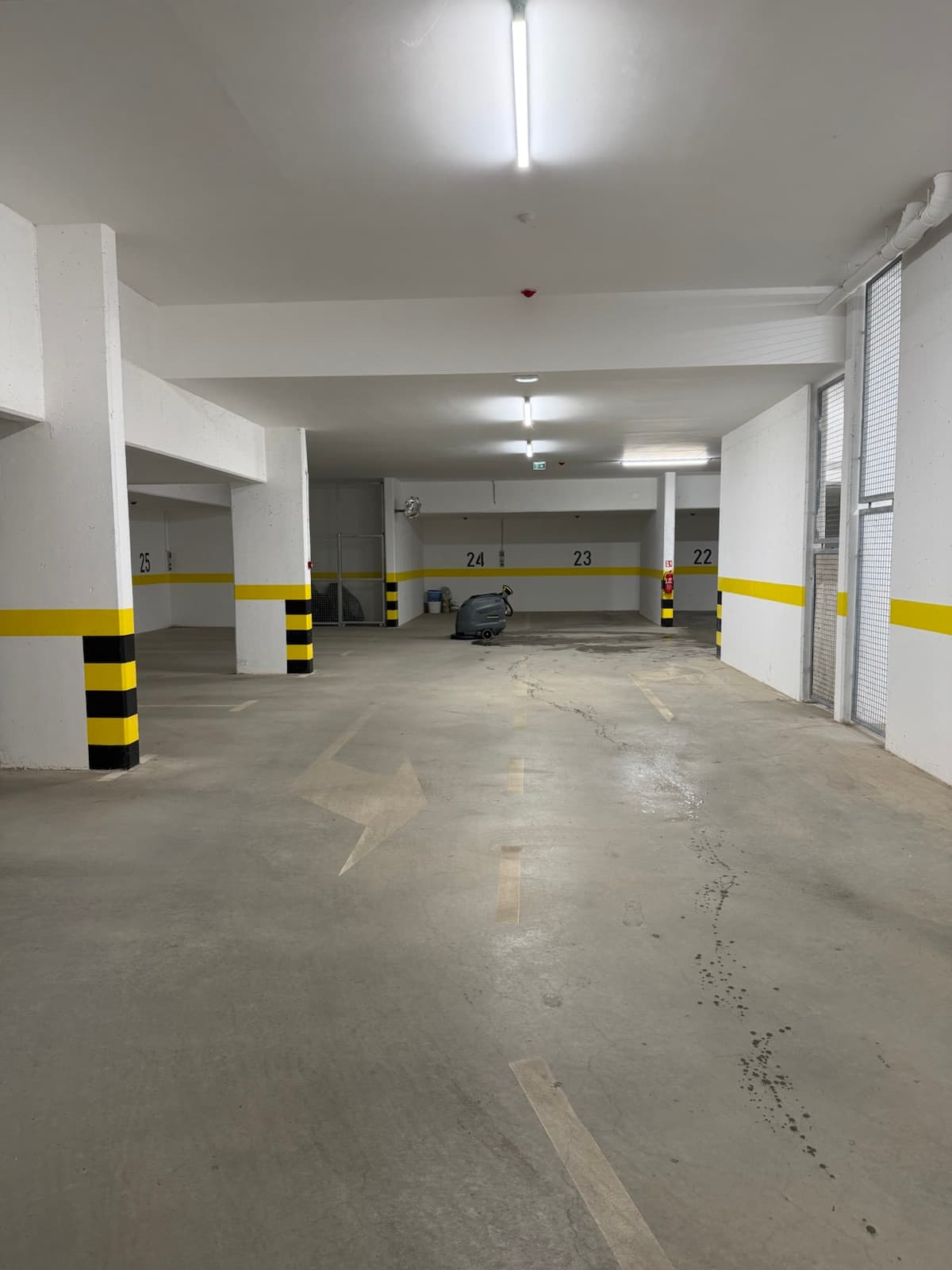 Garaža prije čišćenja — Pro Clean Zagreb