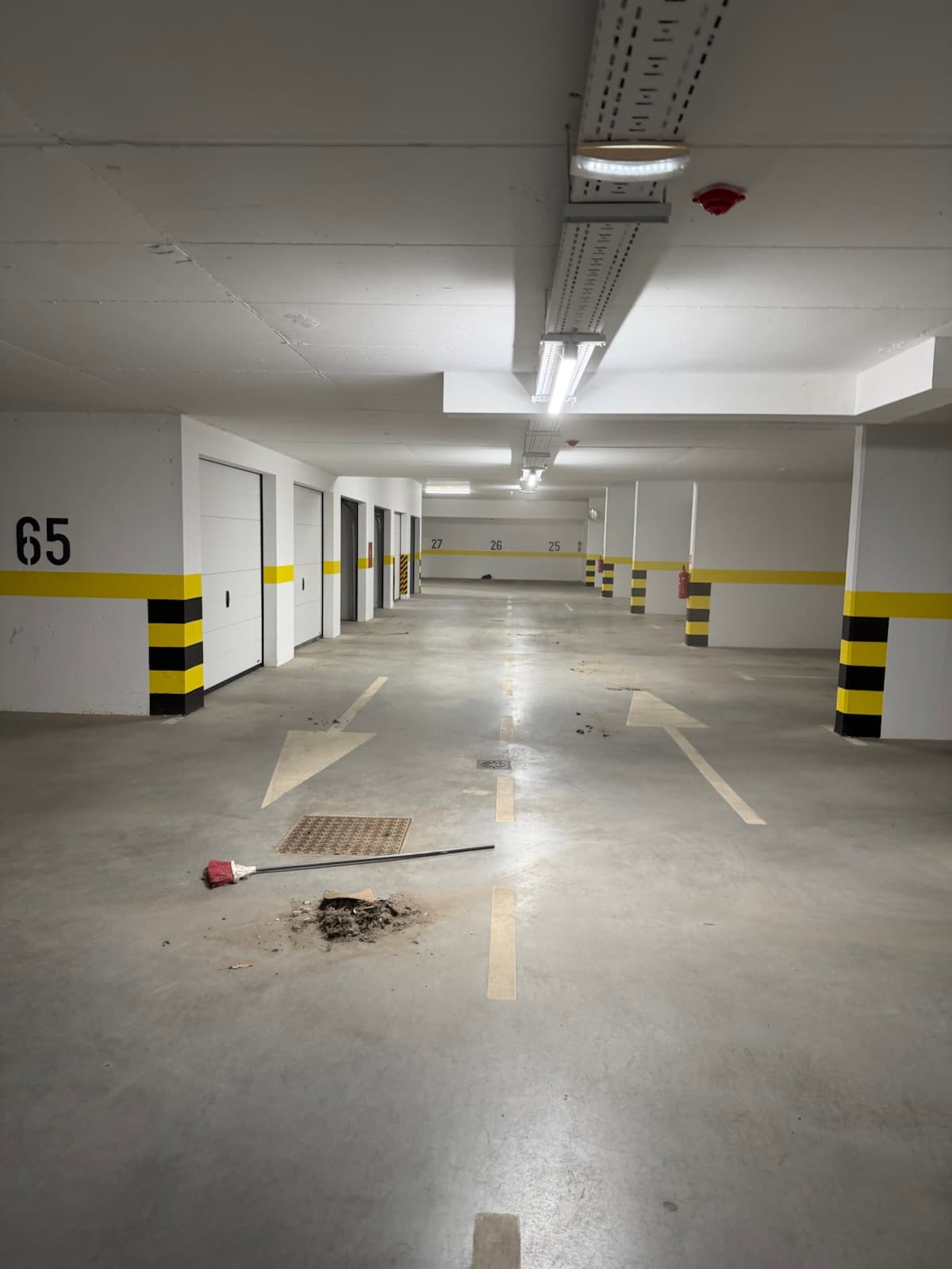 Garaža prije čišćenja — Pro Clean Zagreb