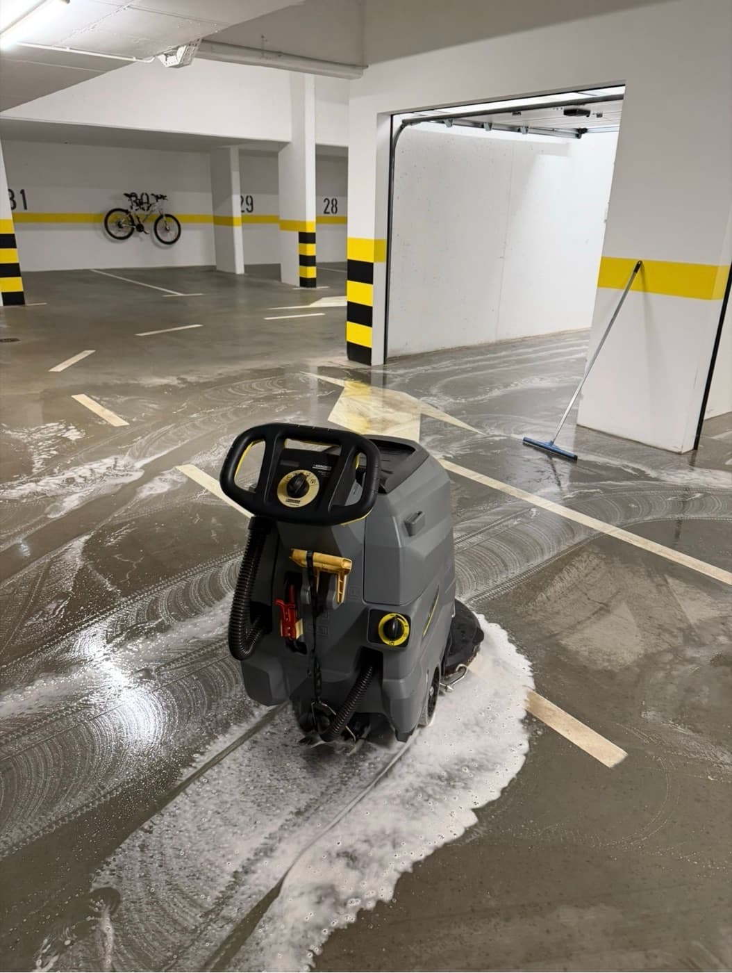 Strojno pranje poda garaže s pjenom — Pro Clean Zagreb
